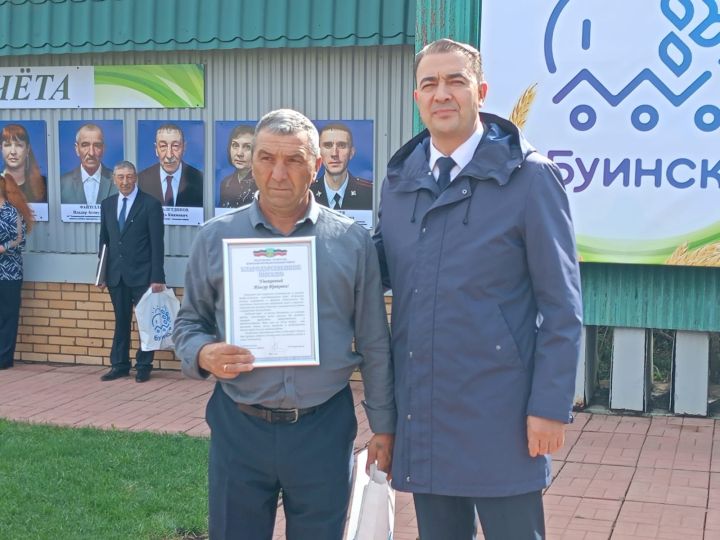 Сегодня в Буинске открыли обновленную Доску почета (+фото)