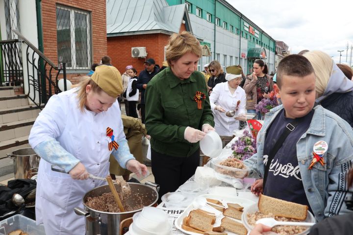 В Буинске в День Победы варили солдатскую кашу (фото)