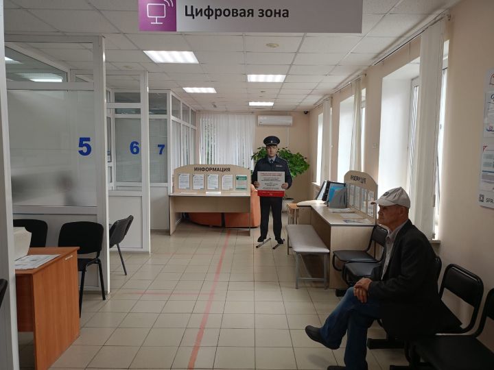 В Буинске появился макет полицейского, предупреждающего о мошенниках