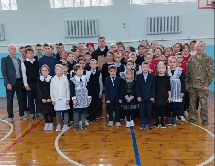 Буада абыйлы-энесе СВО хәрбиләре мәктәпкә кыйммәтле бүләк ясадылар