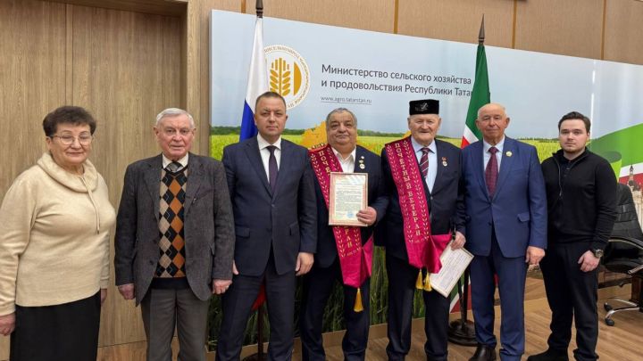 Минсельхоз РТ поздравил экс-главу Буинского района Рафаэля Абузярова с юбилеем