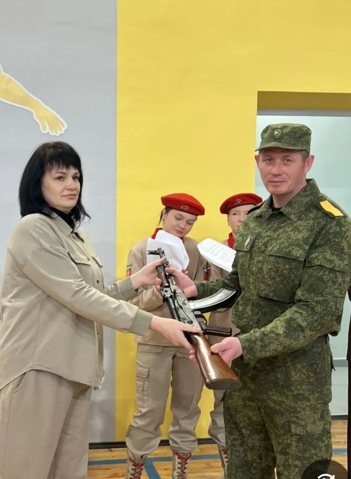 Буинец Альберт Камалетдинов берет в руки автомат и сразу заряжает его. Опыт, полученный на уроках начальной военной подготовки, оказался бесценным