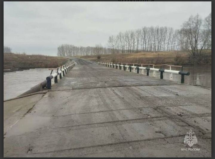 Во время нынешного паводка до места погребения,  в деревню Черки-Бибкеево Буинского  пришлось добраться  на моторной лодке. Сегодня мост через Свиягу открыт