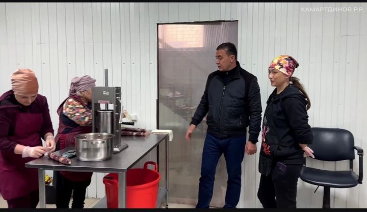 Глава Буинского района посетил кооператив, производящий мясные изделия, а также цех деревопереработки