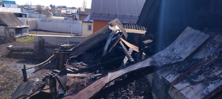 В Буинске пожар уничтожил крышу дома и надворные постройки   (+фото)