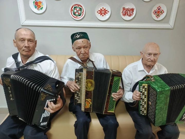 Аккорды души: баян  верный спутник жизни  пожилых мужчин из Буинского дома-интерната