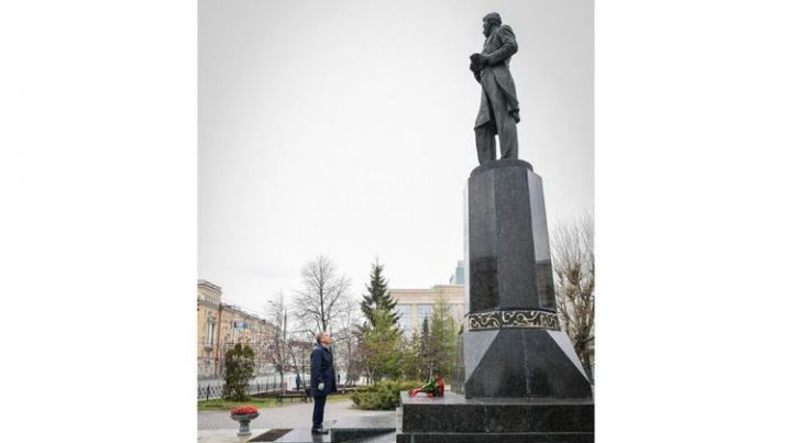 Рустам Минниханов возложил цветы к памятнику Габдуллы Тукая