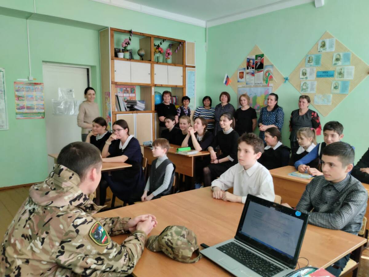 Встреча бойца с коллегами в родной школе