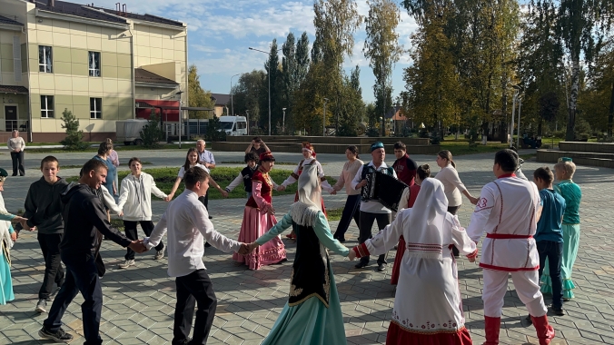 Гости водили хороводы, играли в старинные русские, чувашские и татарские народные игры, пели и танцевали. Фото ЦКР