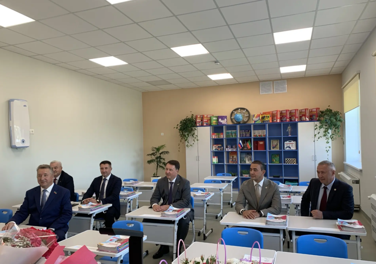 Кунаклар парта артына утырып карады