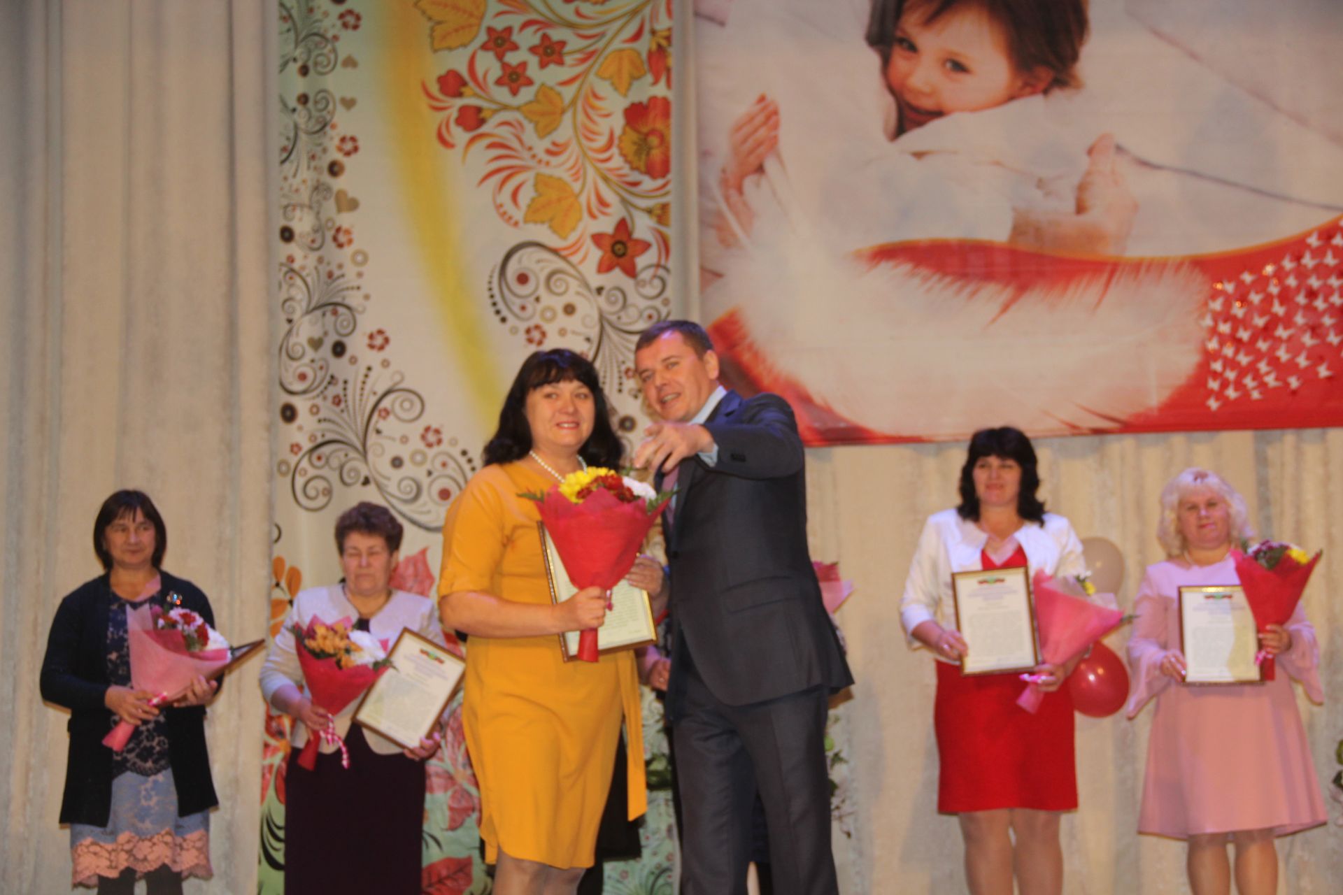 В Буинске поздравили матерей (фоторепортаж)