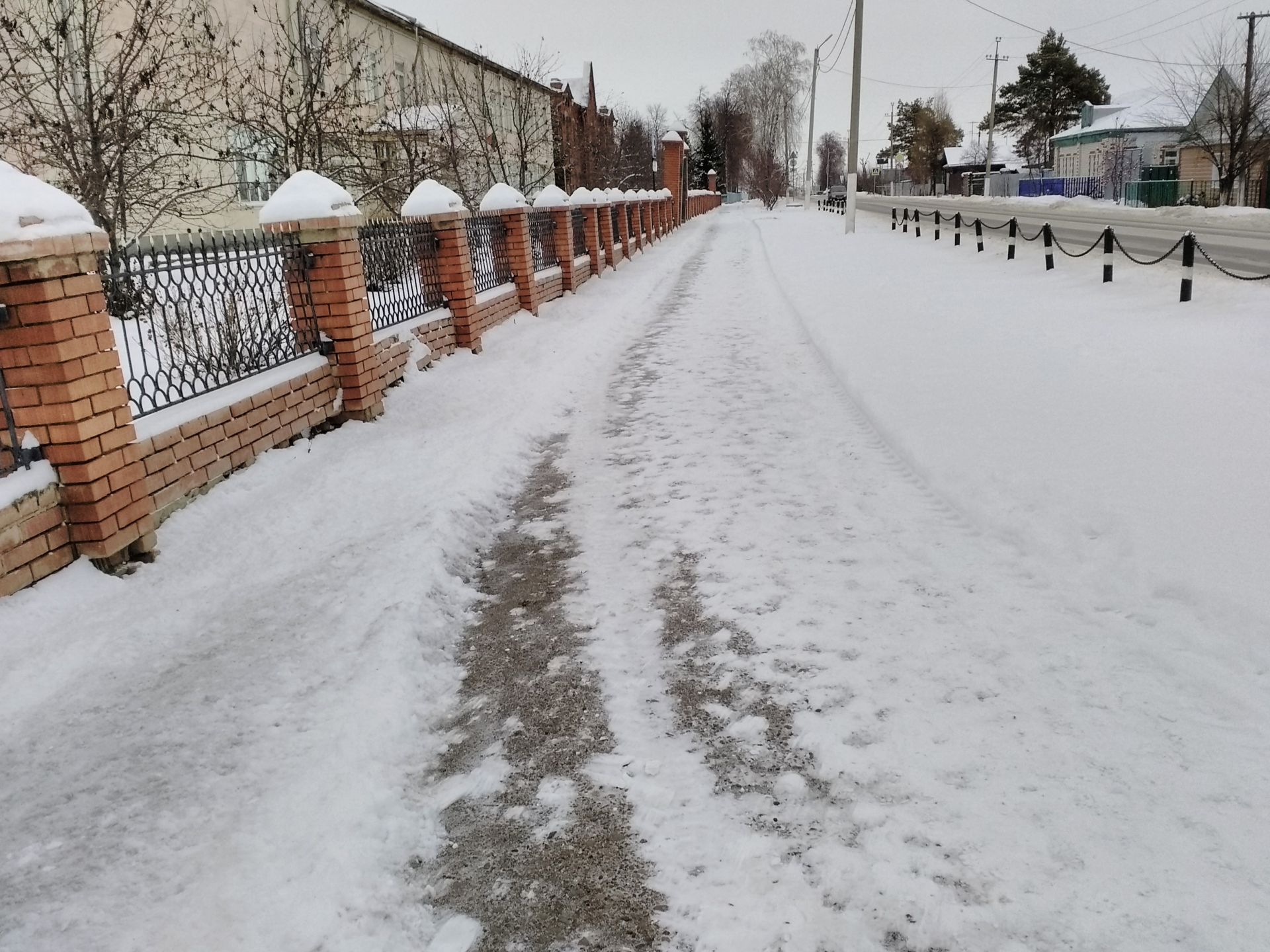 В Буинске на новые тротуары выпал первый снег. Успевают ли очищать? (+ фото)