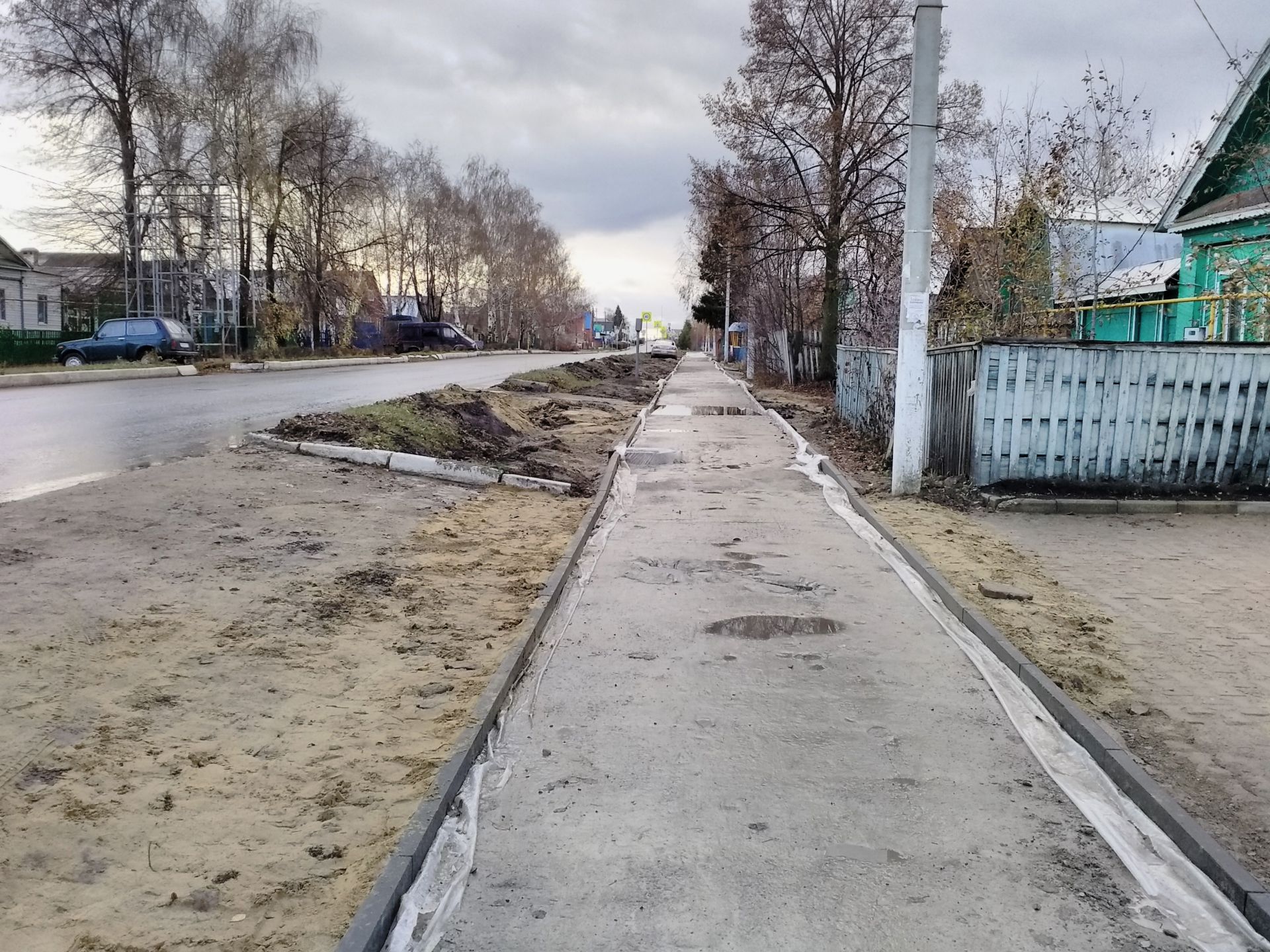 В Буинске прокладывают тротуары, эта работа выполняется на средства самообложения (фоторепортаж)