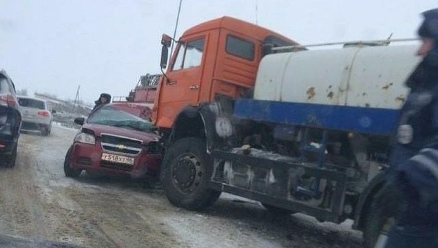 Киргизия грузовик въехал в детей.