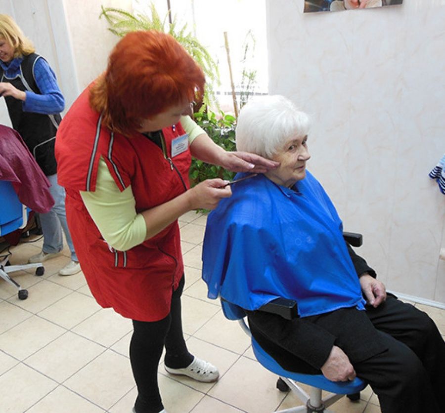 Бытовое обслуживание людей. Стрижки для пенсионеров. Бабушка парикмахер. Старушка в парикмахерской. Парикмахерская для пожилых людей.