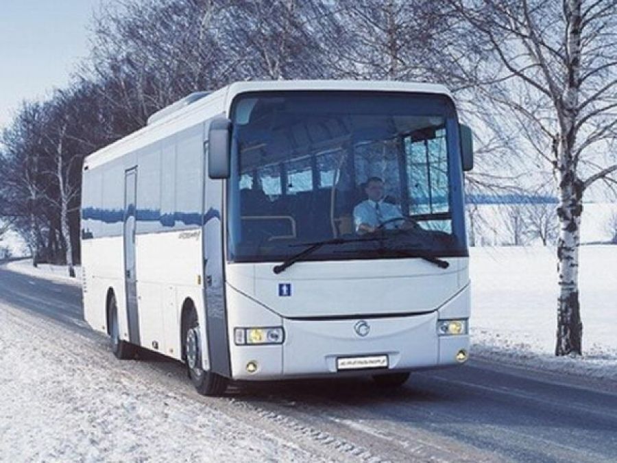 Междугороднее движение. Автобус зимой. Рейсовый автобус. Туристический автобус зимой. Междугородный автобус зимой.