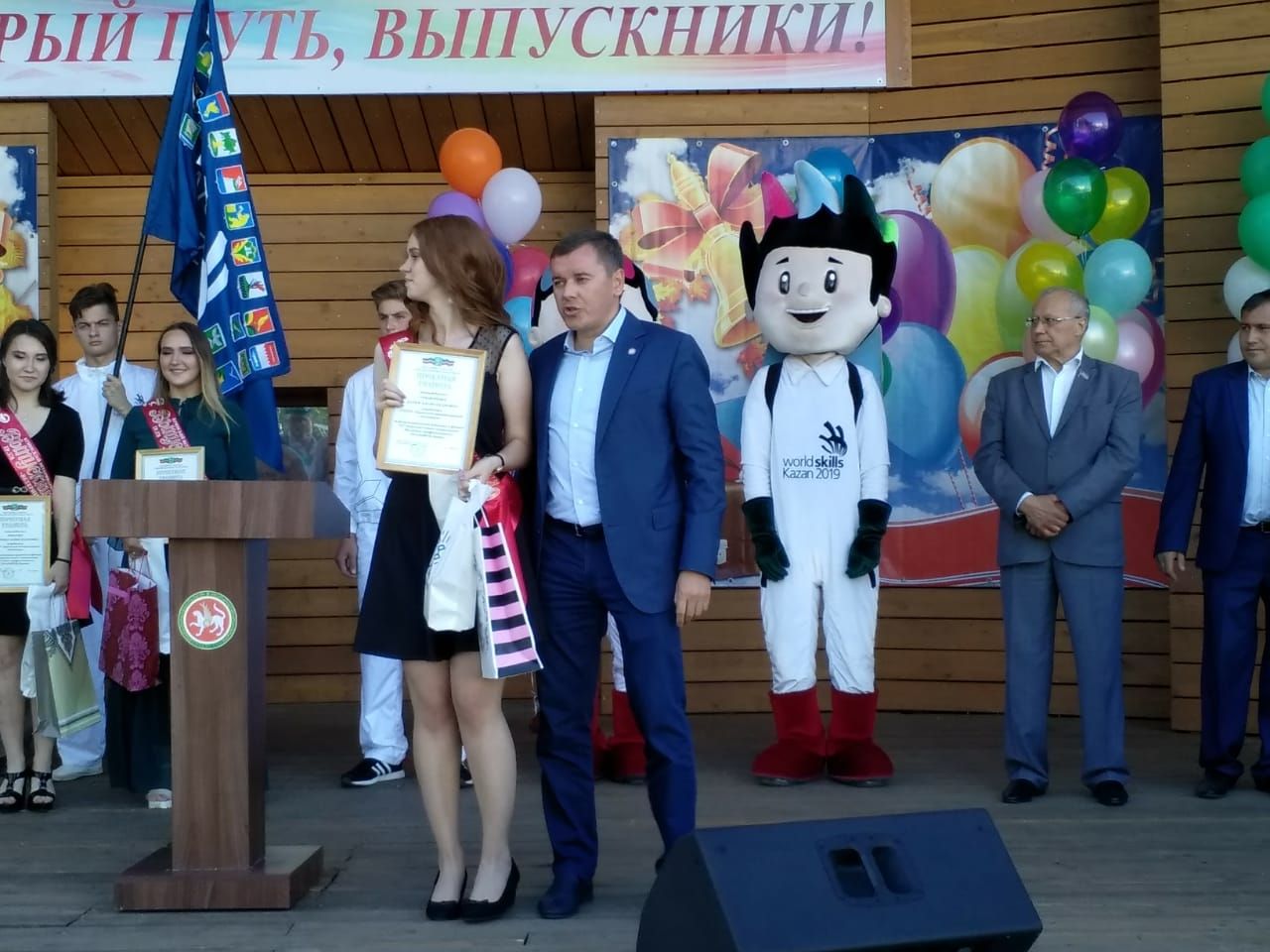 Глава Буинского района Марат Зяббаров прикрепил на флаге  WorldSkills нашивку — герб района (+фото)