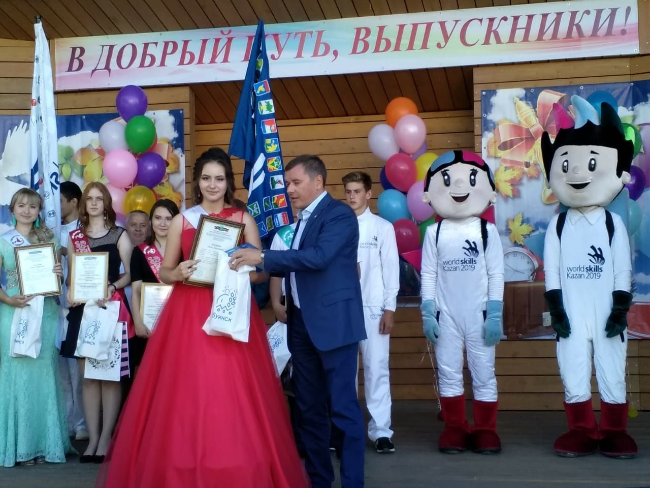 Глава Буинского района Марат Зяббаров прикрепил на флаге  WorldSkills нашивку — герб района (+фото)