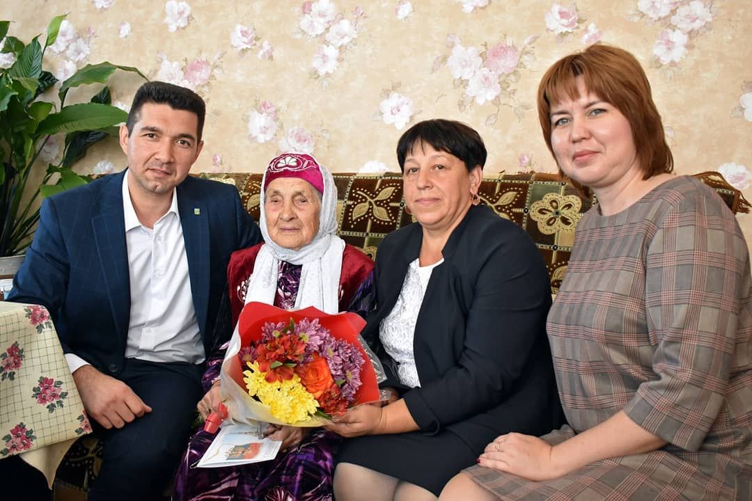 С 90-летием сегодня поздравили жительницу села Старые Тинчали Абризу&nbsp; Мухтарову (+фото)