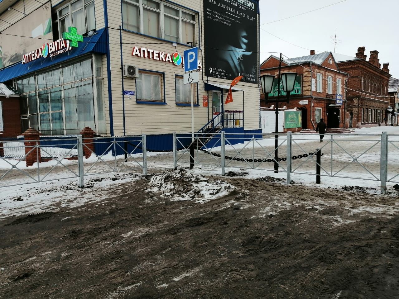 Почему на улице Вахитова Буинска установили ограждения (фото)