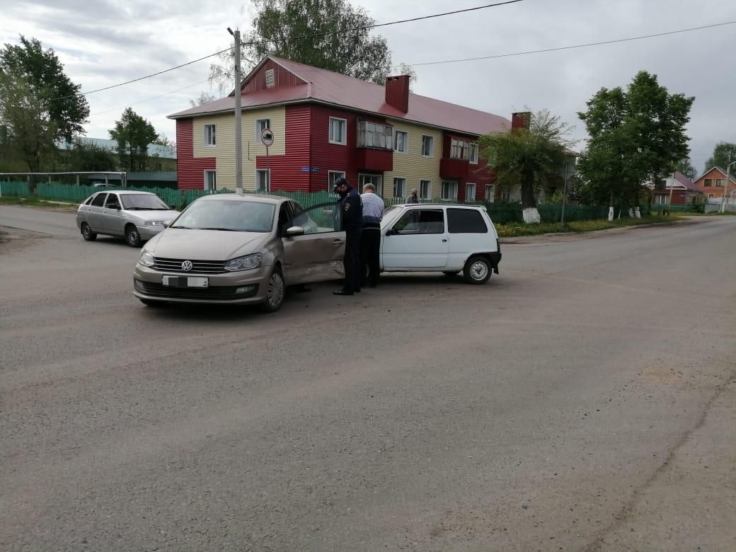 Сегодня рано утром в Буинске, на перекрестке улиц Ефремова-Напольная произошло ДТП (+фото)