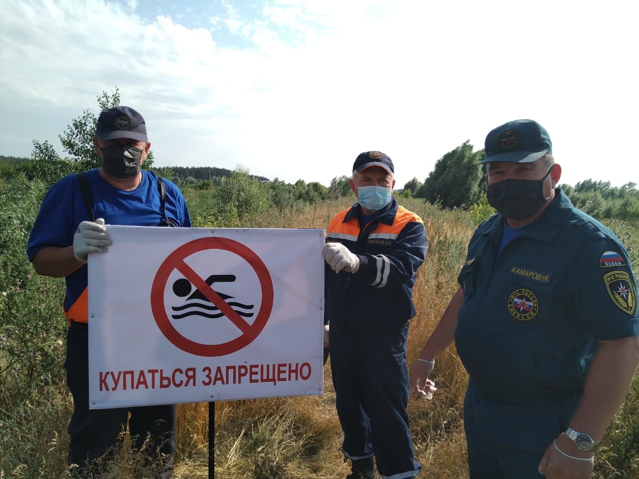 Сегодня возле водоемов вокруг города Буинска установили знаки "Купаться запрещено"