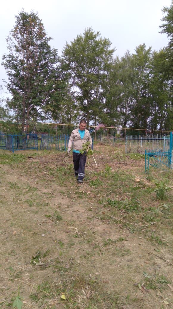 Сельчане едины: в деревне Мещеряково состоялся субботник по уборке кладбища (фоторепортаж)