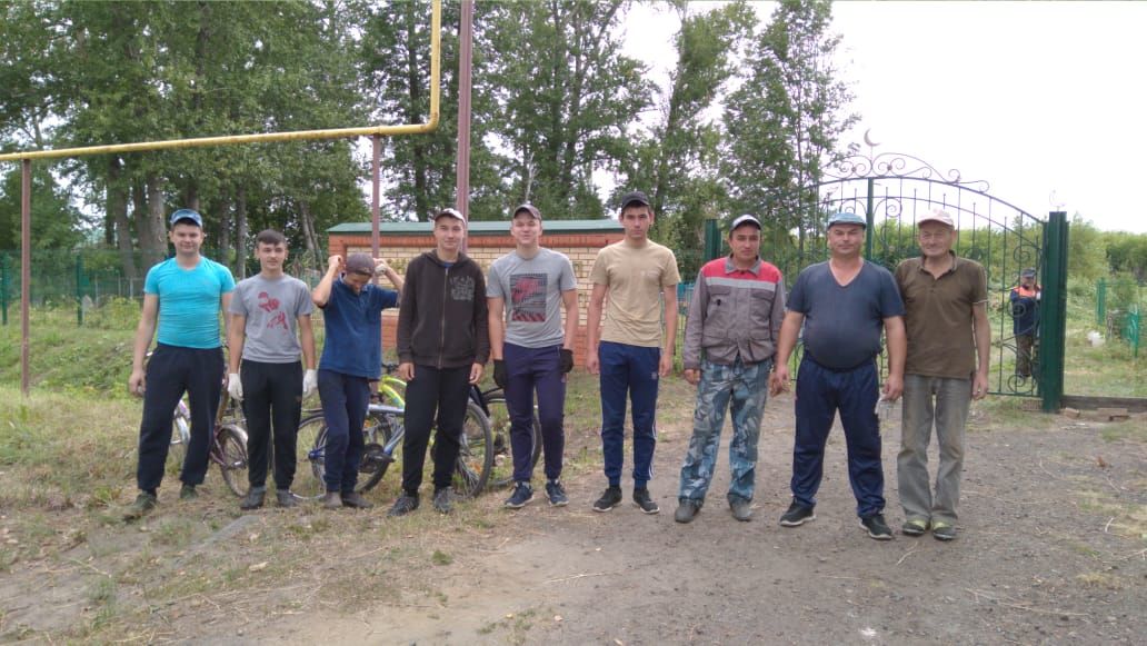 Сельчане едины: в деревне Мещеряково состоялся субботник по уборке кладбища (фоторепортаж)