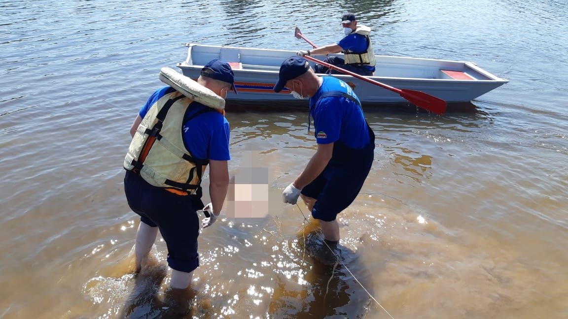 Буинские спасатели достали из воды тело 24-летнего парня