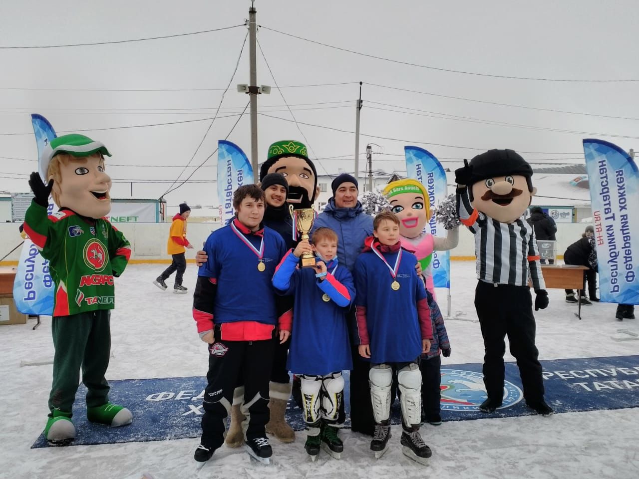 Сегодня в Буинске прошел семейный фестиваль "Люблю папу, маму и хоккей" (фоторепортаж)