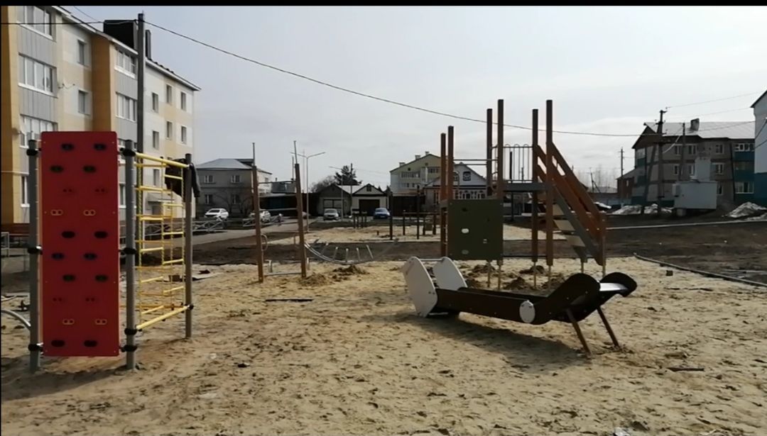 В Буинске качели и горки вернулись на отремонтированные площадки (+ фото, видео)