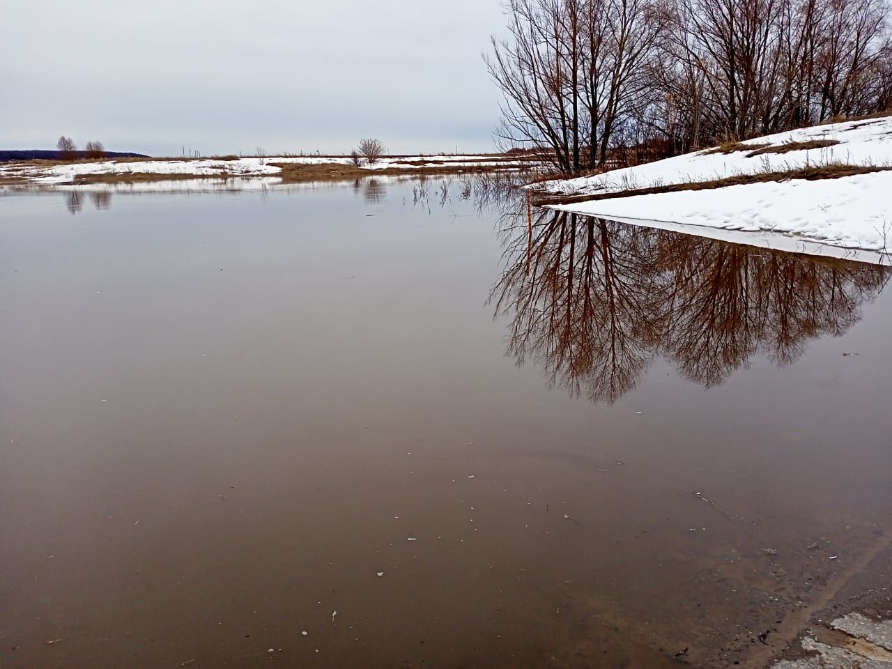 Насколько поднялась вода над мостом возле деревни Черки-Кильдураз Буинского района? (+фото)