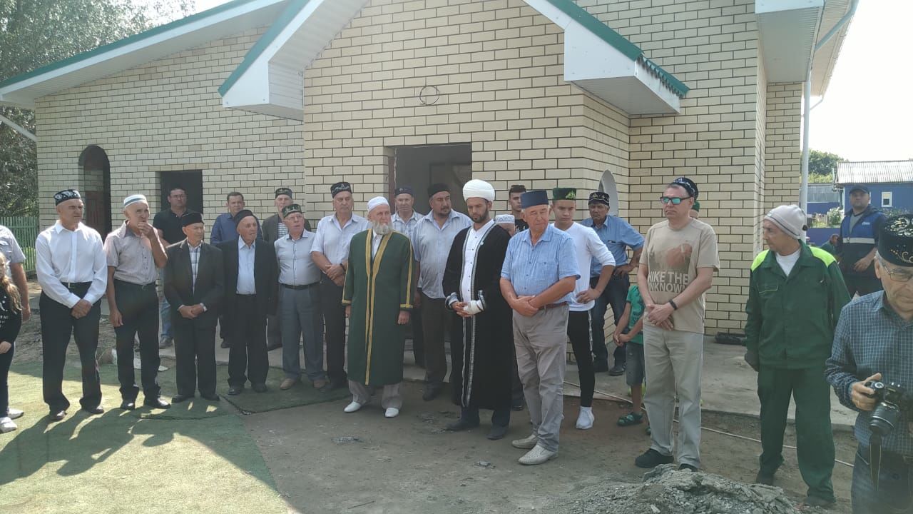 Сегодня установили минарет второй мечети в деревне Старые Тинчали.