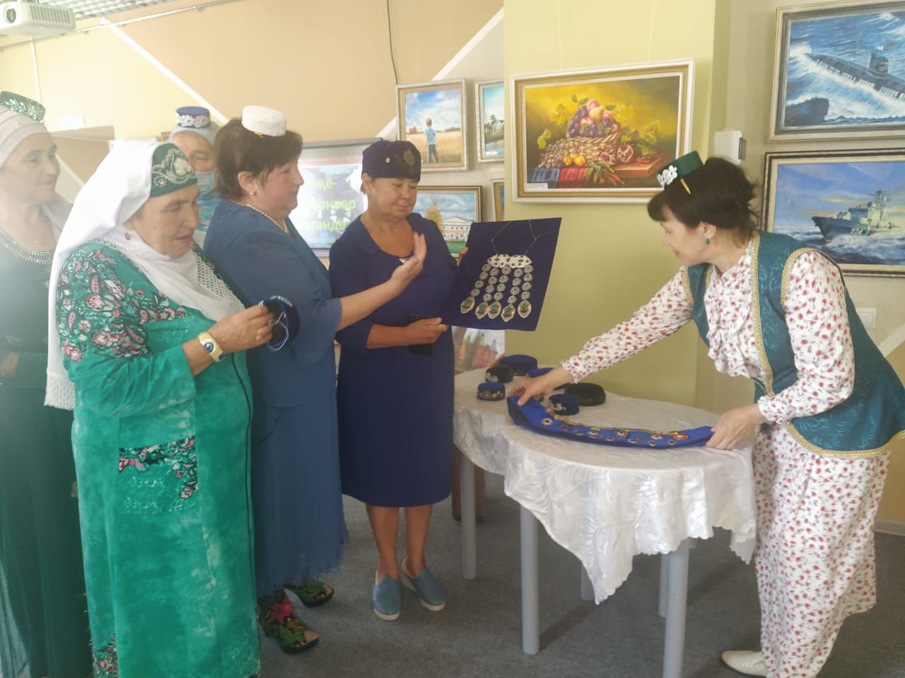 Гульнур Айзетуллова подарила Буинскому музею подарок, которому 60 лет