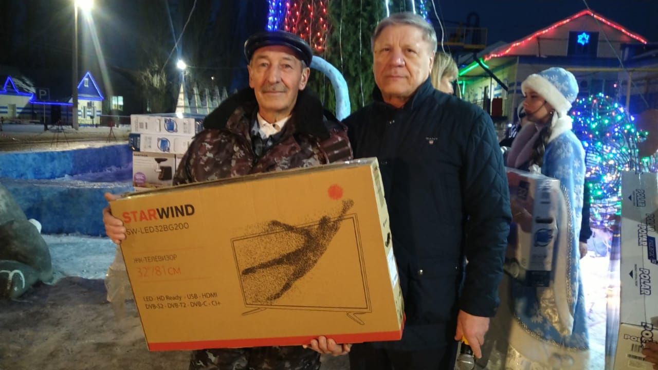 Руководитель Буинского элеватора по случаю Нового года подарил работникам телевизоры, мясорубки