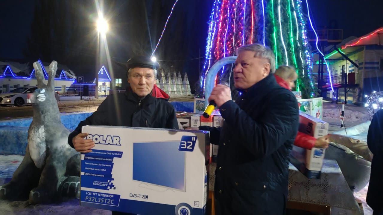 Руководитель Буинского элеватора по случаю Нового года подарил работникам телевизоры, мясорубки