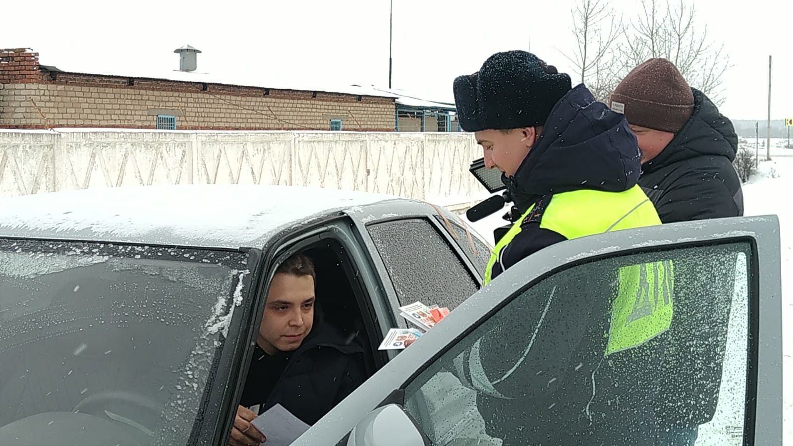 Инспекторы Буинского отделения ГИБДД поздравляли автомобилистов и пешеходов с Новым годом (+фото)