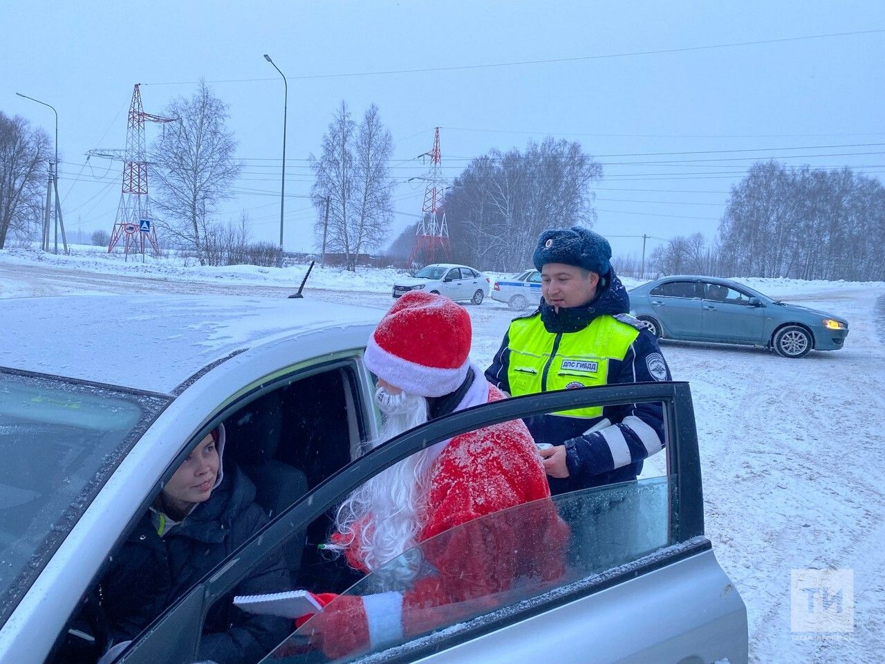 На дорогах Татарстана автоинспекторы и Дед Мороз раздавали водителям подарки
