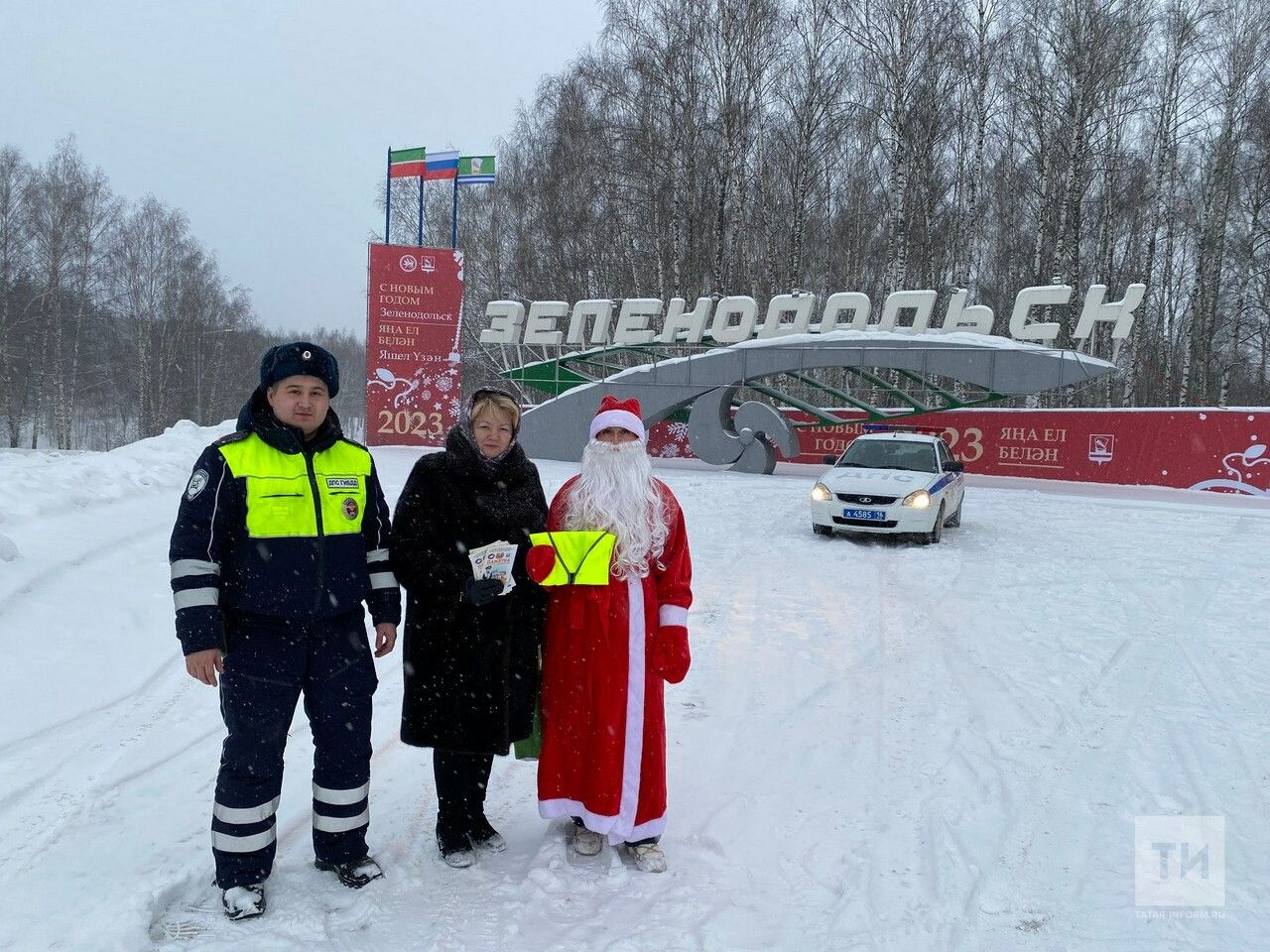 На дорогах Татарстана автоинспекторы и Дед Мороз раздавали водителям подарки