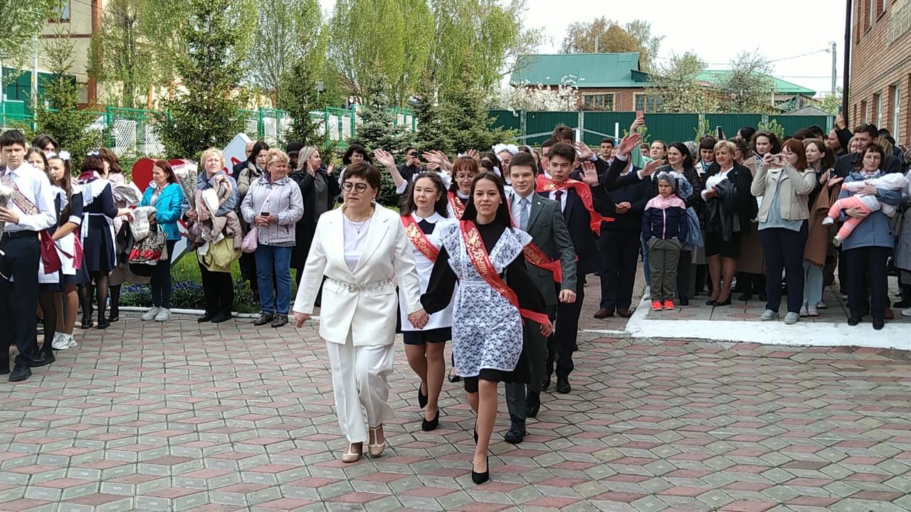 Разговоры 9 октября 2023. Школа имени Сагдеева Буинск. Последний звонок фото. Буинск последний звонок. С праздником последнего звонка.