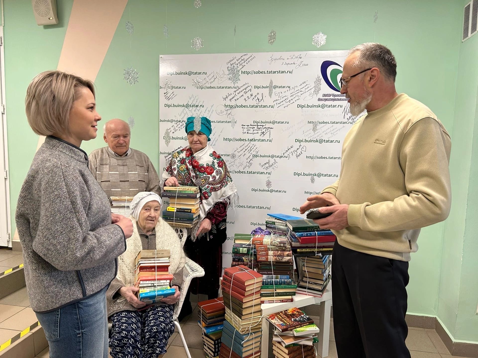 Сегодня житель Буинска Рафик Залялов подарил дому престарелых книги и грампластинки
