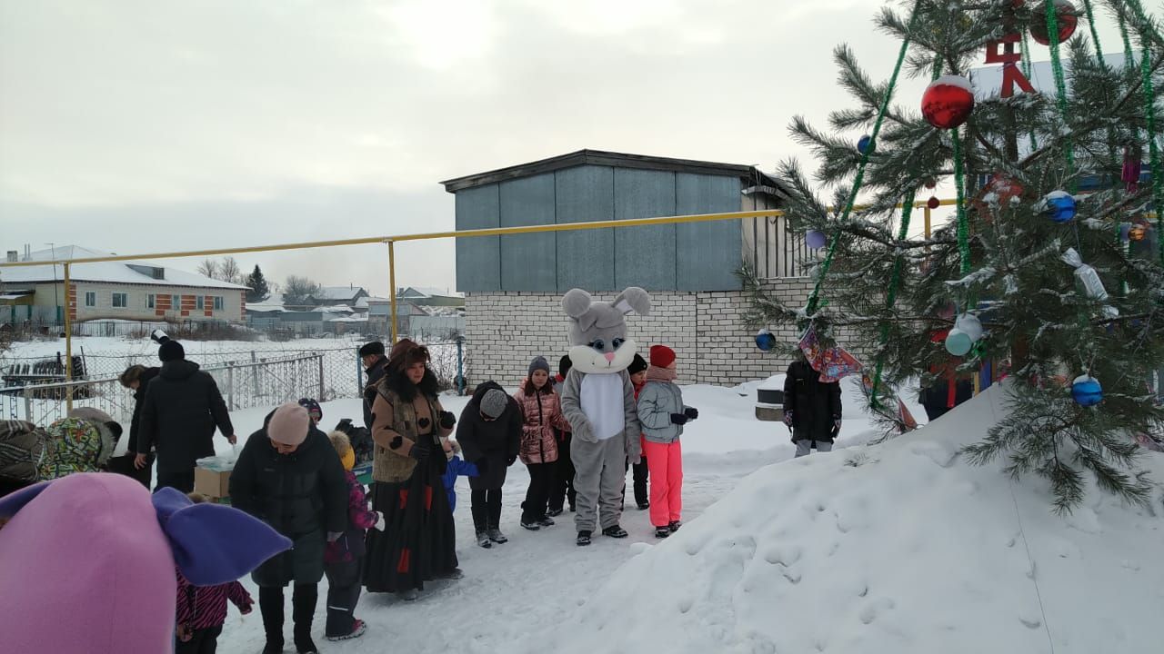 Председатель Буинского землячества Ирек Закиров организовал детский новогодний праздник в родной деревне