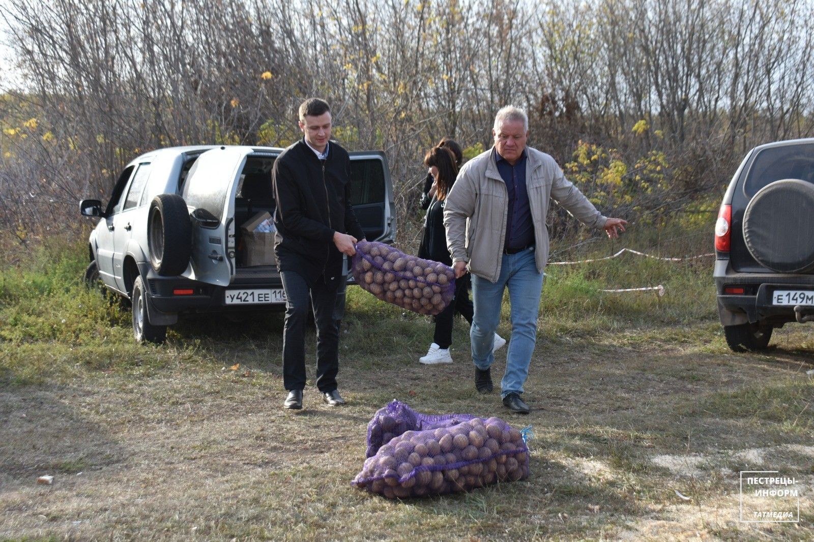 Глава Пестречинского района наколол дрова жене служащего на СВО