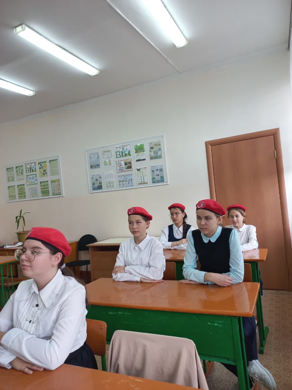 В рамках марафона «Все свои» в Верхнелащинской школе Буинского района активисты Движения Первых провели «Урок патриотизма»