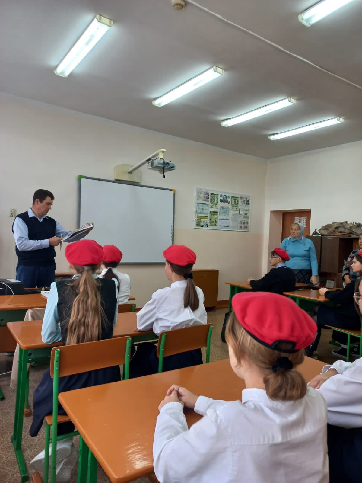 В рамках марафона «Все свои» в Верхнелащинской школе Буинского района активисты Движения Первых провели «Урок патриотизма»