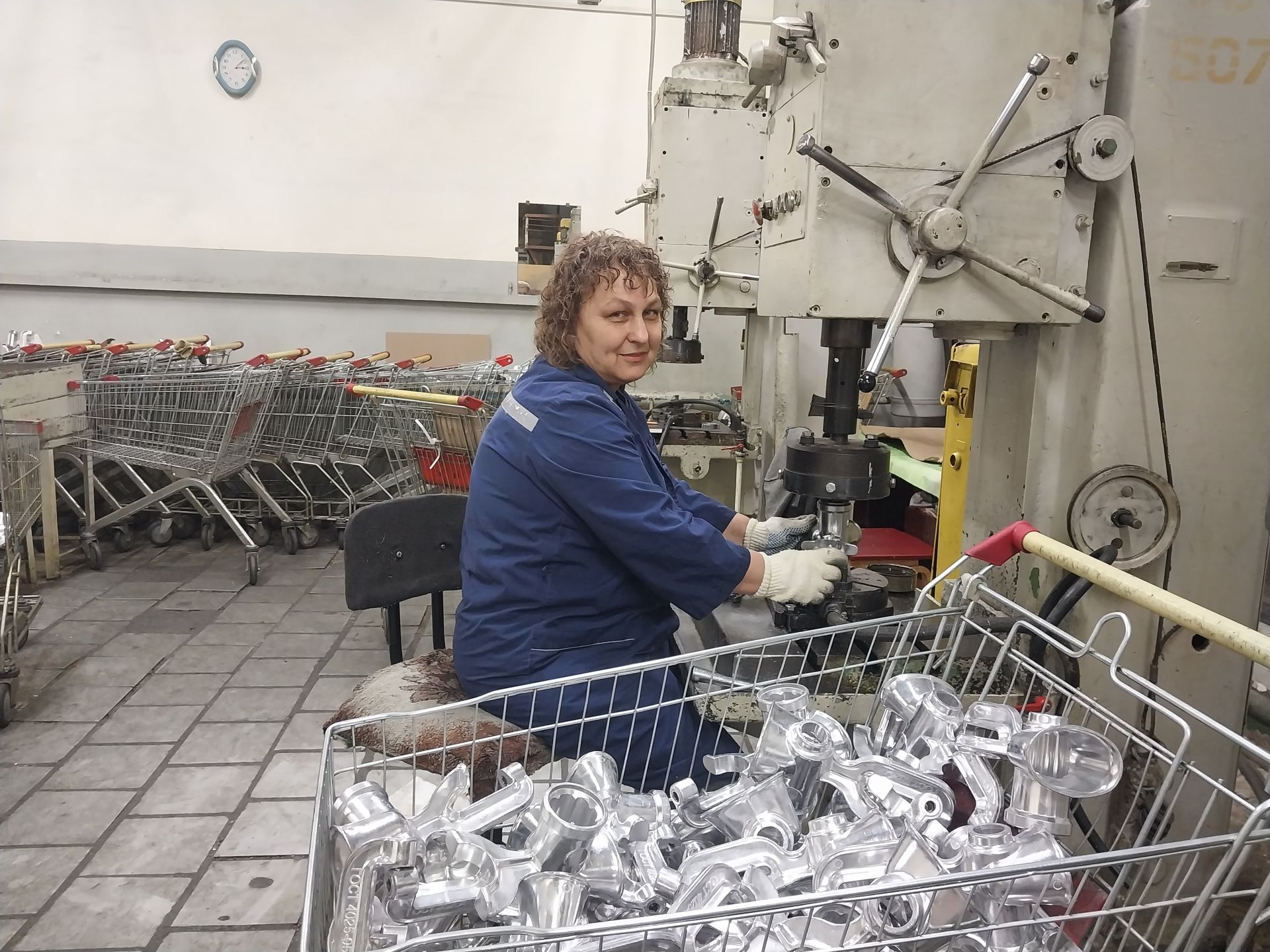 Работница БМЗ на станке весом в полтонны с песней выполняет мужскую работу