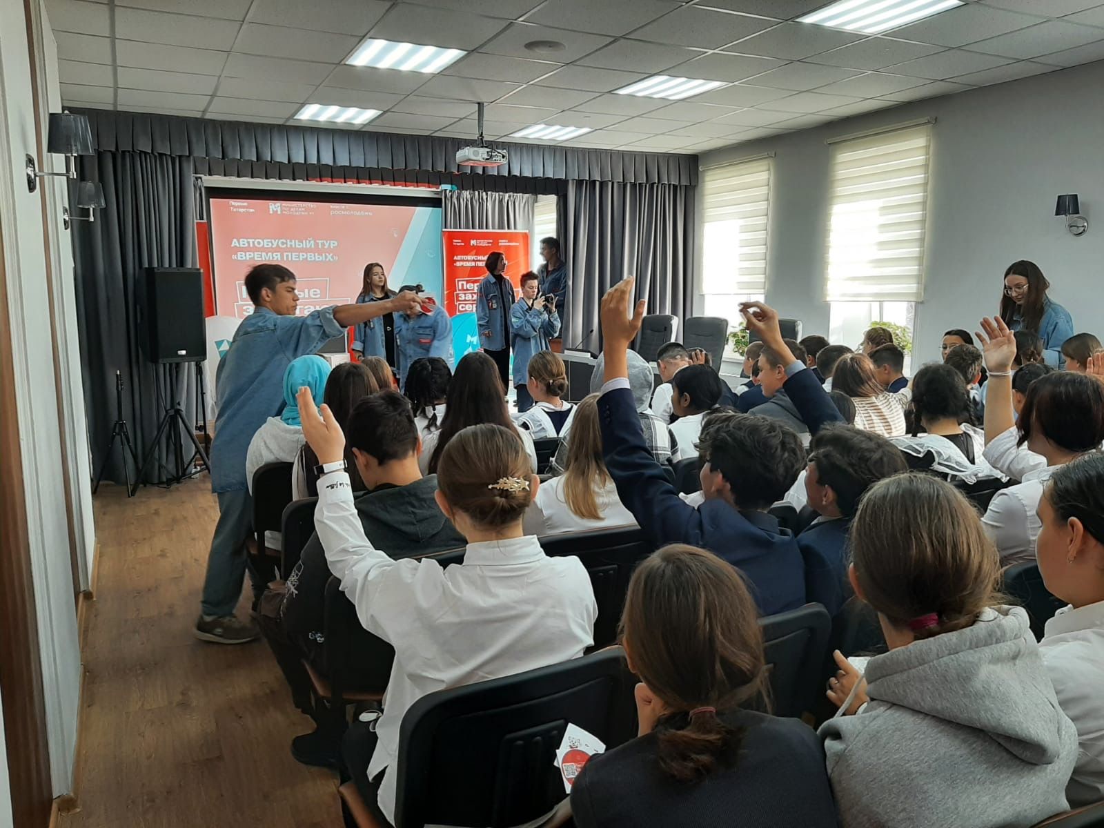 Сегодня около 300 ребят Буинского района принимали участие в Молодёжном автобусном туре «Время Первых»