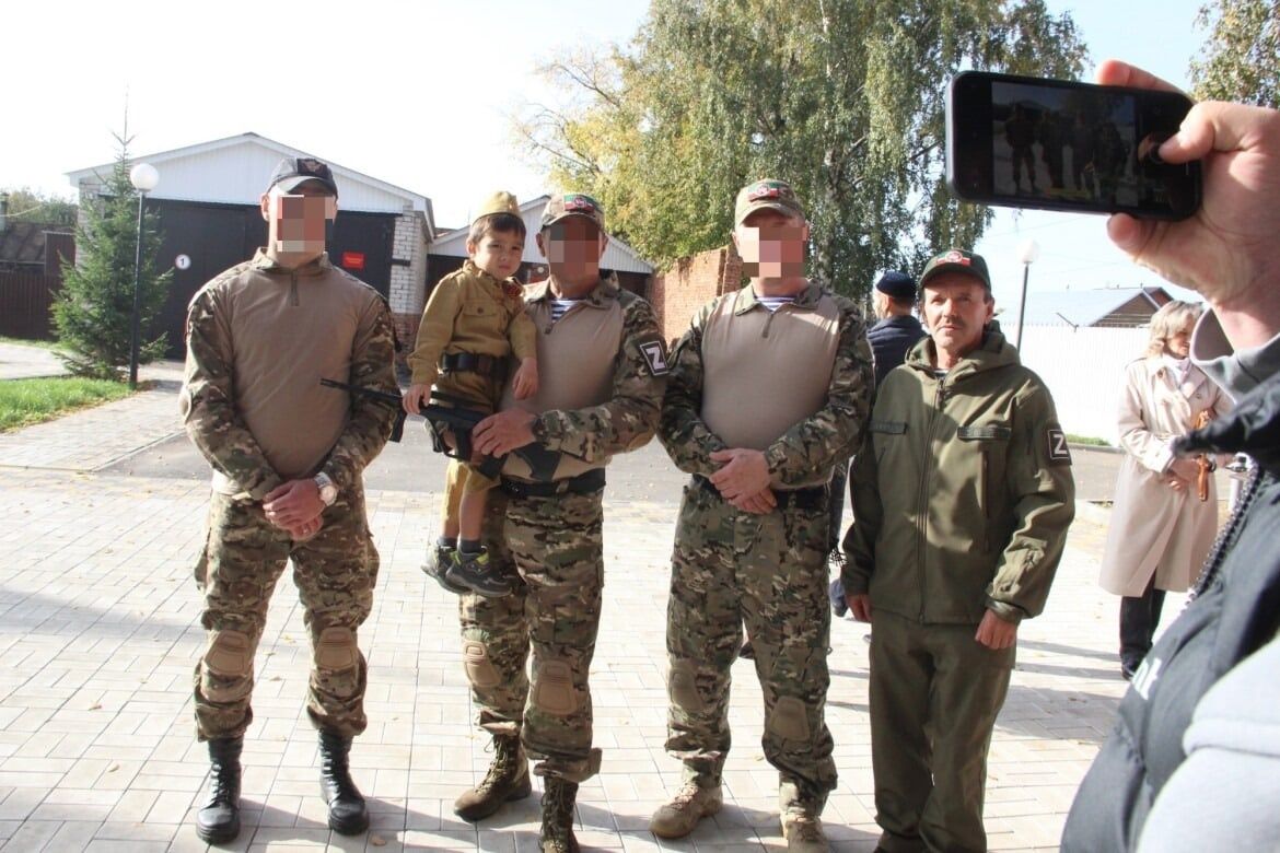 Сегодня трое добровольцев из Буинска отправились в зону СВО