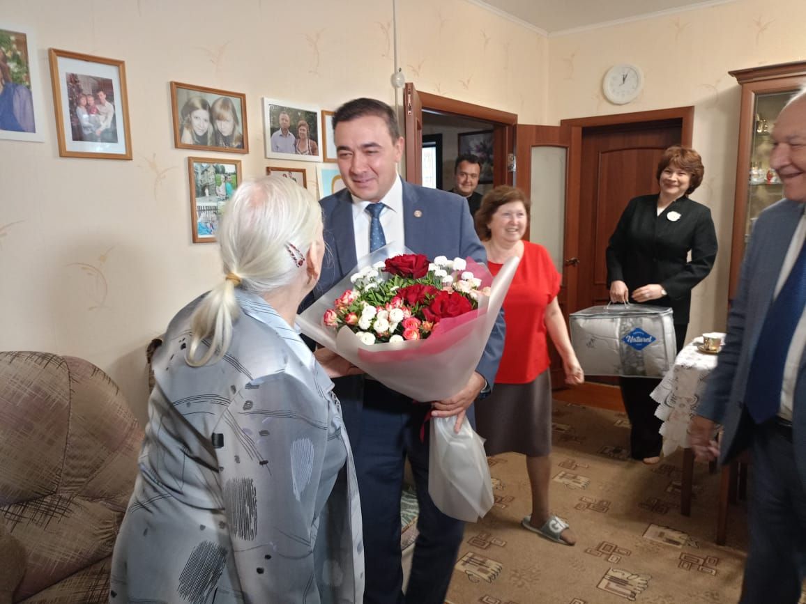 Глава Буинского района поздравил свою первую учительницу с Днем учителя (фото)