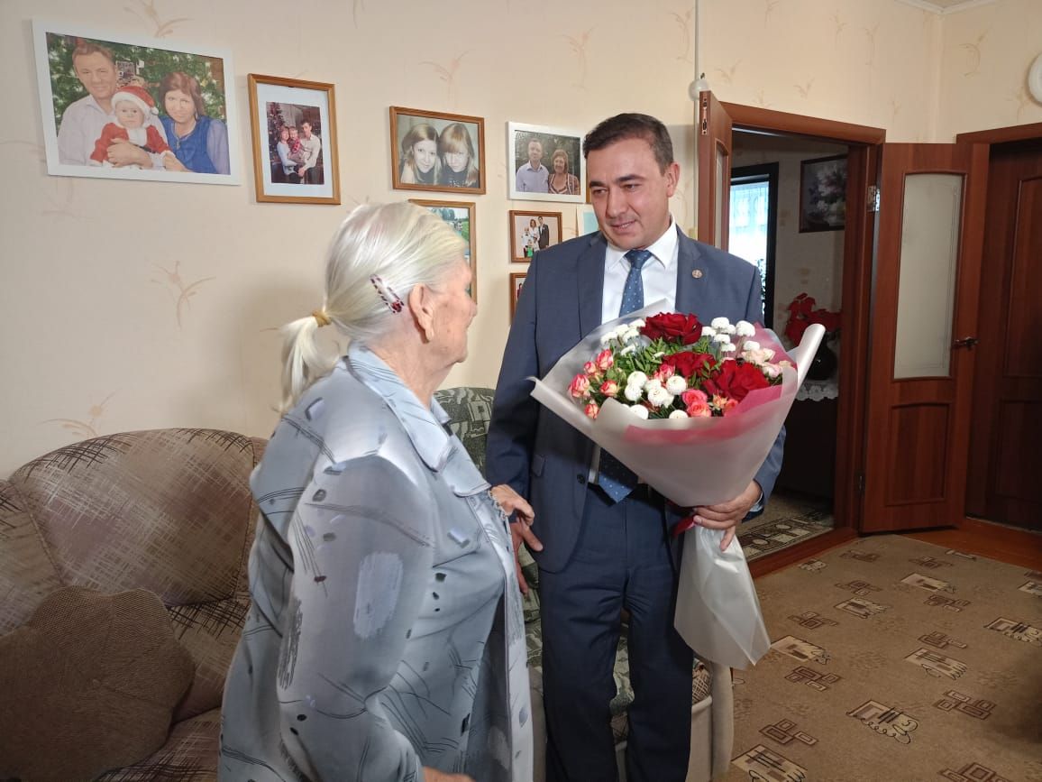 Глава Буинского района поздравил свою первую учительницу с Днем учителя (фото)